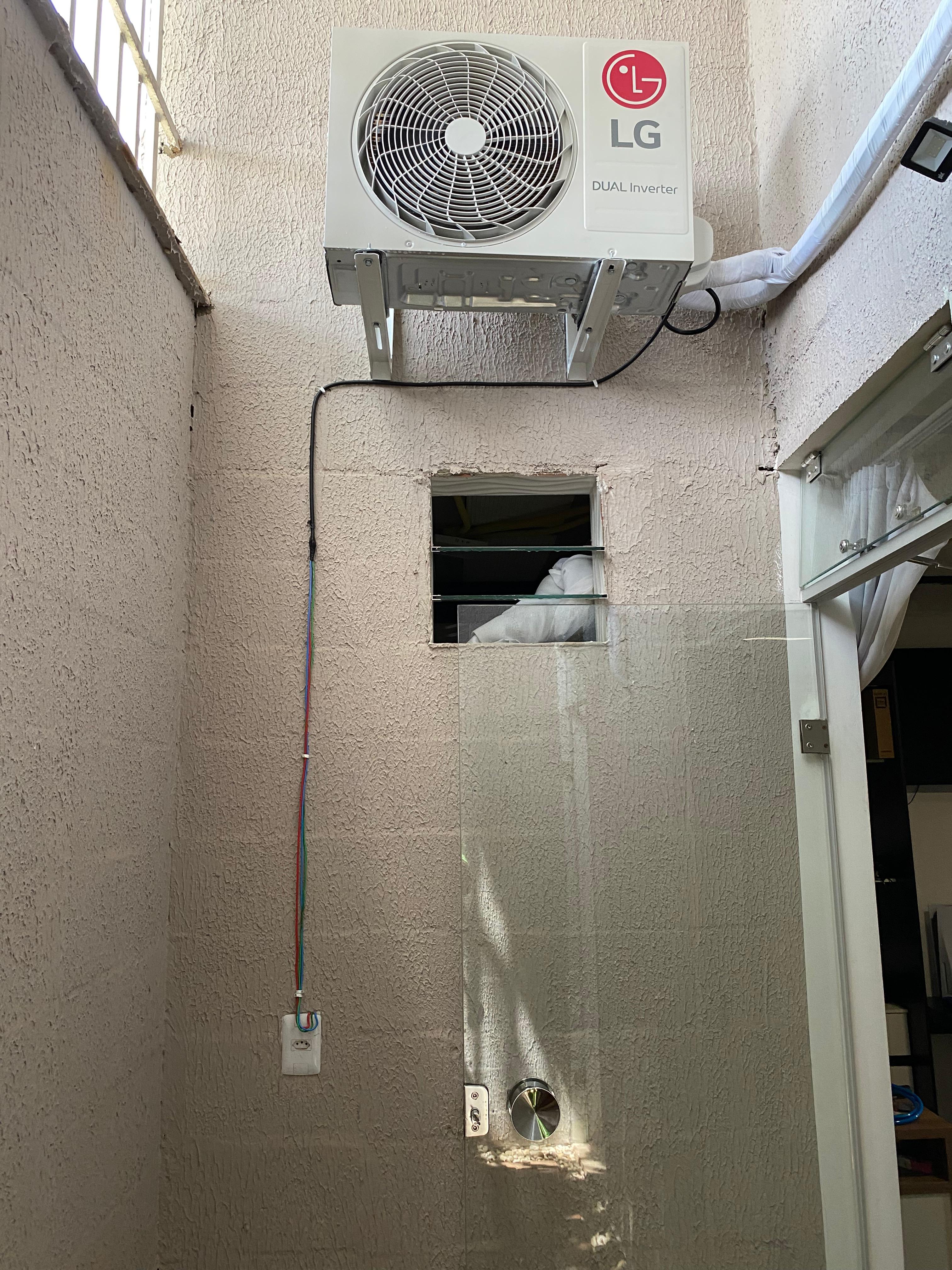 Técnico da Vento Polar realizando instalação de ar condicionado em Goiânia